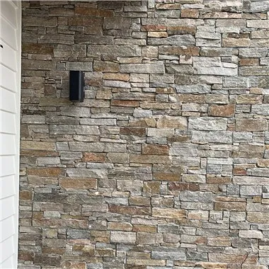 Sivi in rjasti gradbeni naravni kamen iz kvarcita JRN-4649